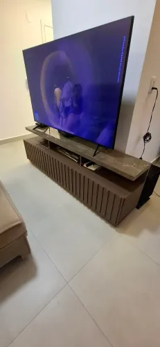 Rack Moderno com Detalhe Ripado e Tampo de Mármore - Excelente Estado