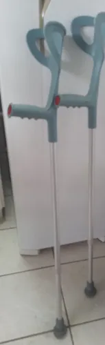 Vendo par de Muletas praticamente novas