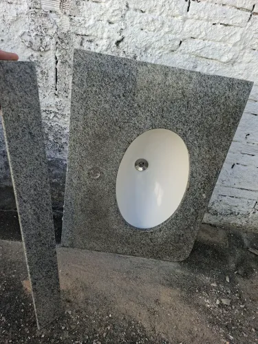 Pia com bancada de granito