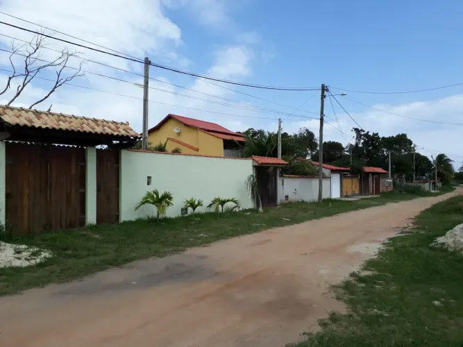 Casa em obra a 5 ruas da praia Saquarema - RJ !!!