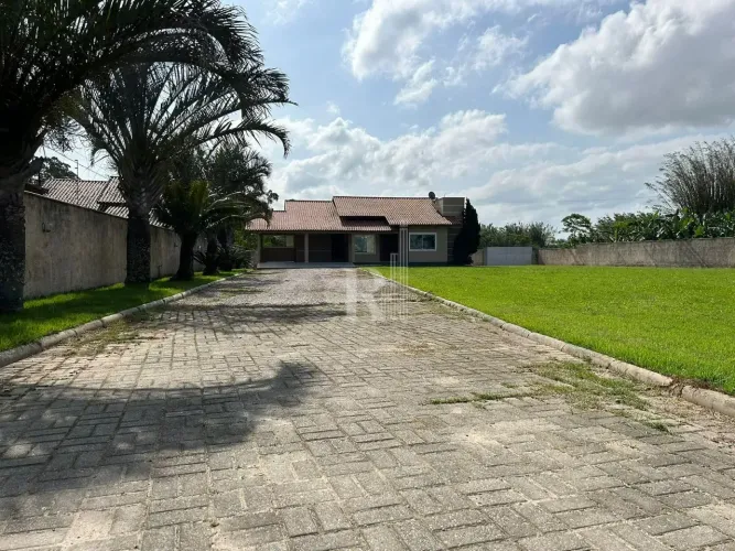 Casa semi-mobiliada para locação à 4 km do centro de Tijucas, com 02 dormitórios, sendo 01