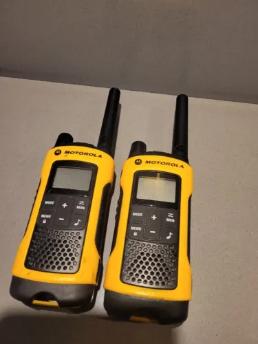 2 Rádio Comunicador Talkabout 35km T400 Amarelo Motorola