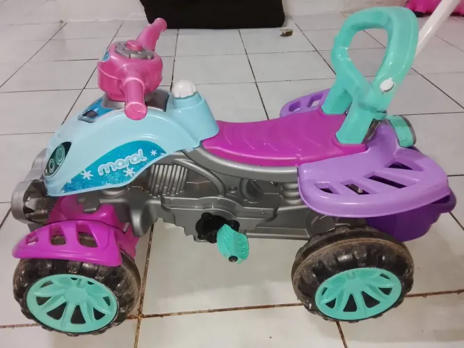 Carro de passeio de menina