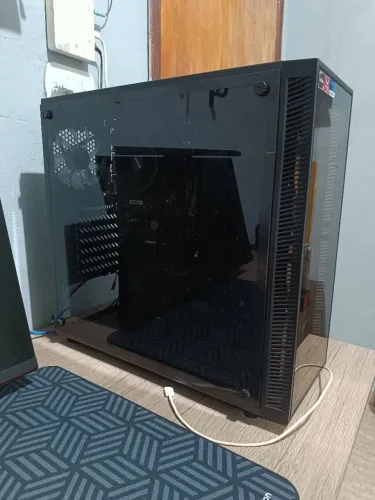 Gabinete, placa mãe e processador