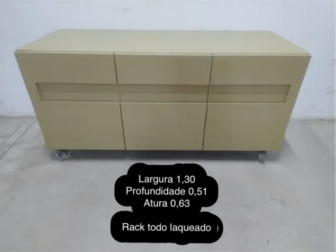 Rack em Madeira Laqueado com Rodas Industriais 