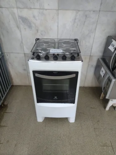 Fogão Electrolux automático funcionando tudo e limpo.