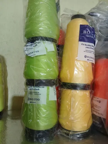 Vendo linhas e fios de máquinas de costura