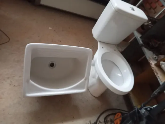 vaso sanitário e tanque em estado de novos
