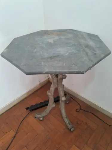 Mesa com tampo de.Marmore do ano de 1890