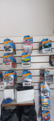 Hotwheels na embalagem a 18 reais cada
