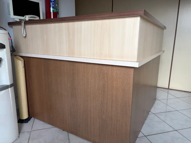 Recepção para escritório em L, madeira MDF, 1,38 x 1,38m,