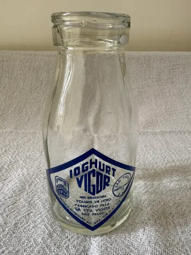 Garrafinha de vidro antiga de Iogurte Vigor de 1/4 de litro (250 ml), dos anos 1960.