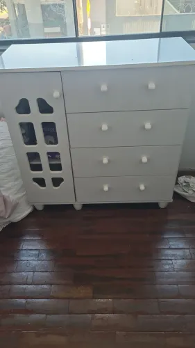 Cômoda conservada