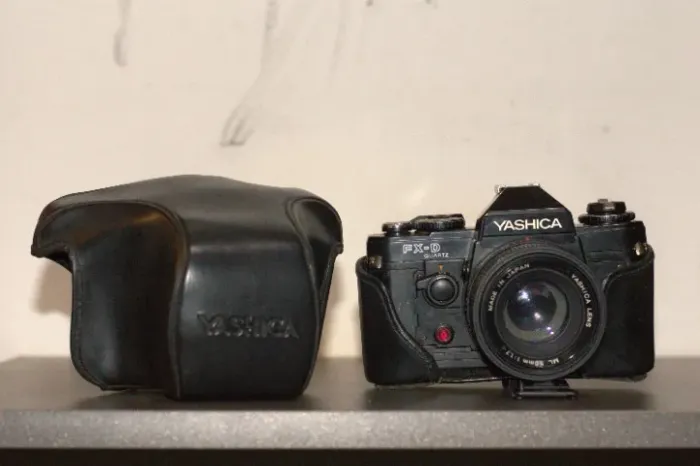 Yashica FX-D Quartz + Lente Yashica ML 50mm f/1.7 + Case de Couro Original (defeito)