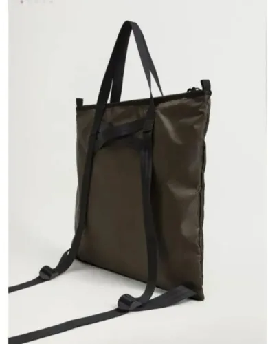 Mochila verde em nylon usada uma vez comprada em Portugal marca mango