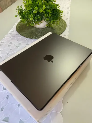 MacBook Pro M5 14 16GB 1T Space Black na Garantia