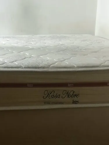 Vendo cama box de casal em ótimo estado de conservação marca Kasa Nobre molas ensacada