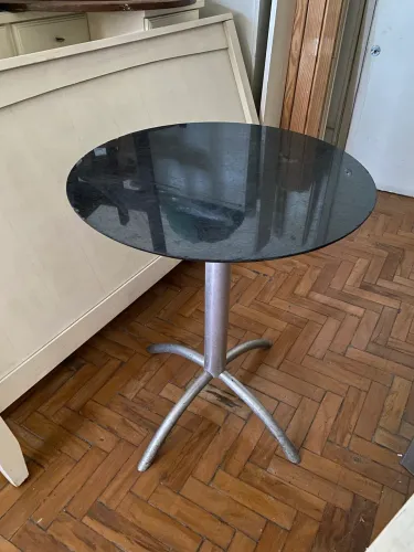 Mesa de granito preto com pés de alumínio 
