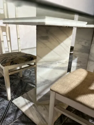 Mesa de vidro com pés de granito branco