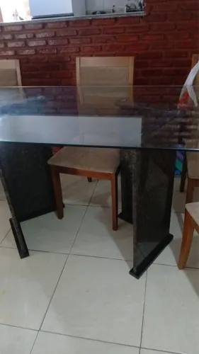 Mesa Tampa de vidro e pé de mármore
