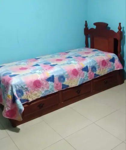 Cama de madeira maciça chipandelle