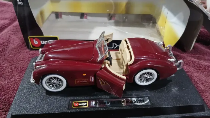 Miniatura Jaguar XK120 Roadster 1951 Bburago 1:24 - Bordo