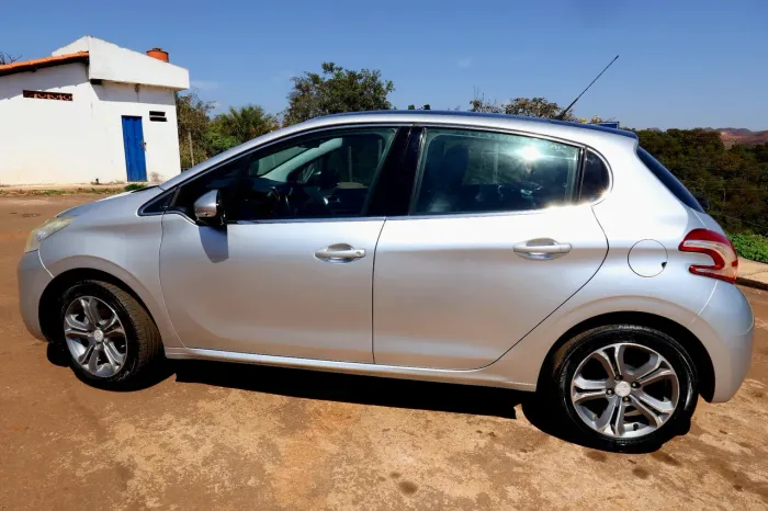 Peugeot 208 Griffe 1.6 Flex 16V 5P Mec. 2014