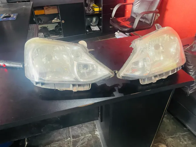 Farol Toyota Etios