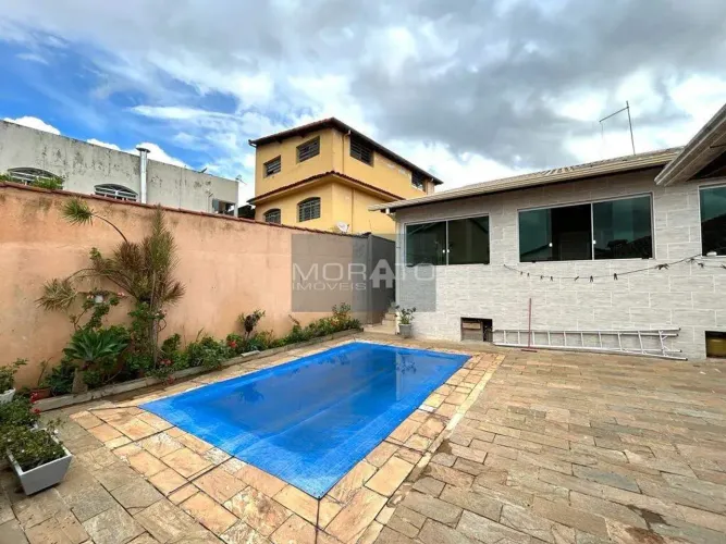 Belíssima casa em lote de 360m², com 3 quartos com suíte , closet, piscina e churrasqueira