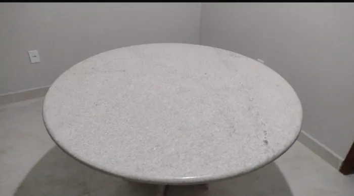 Mesa redonda de granito