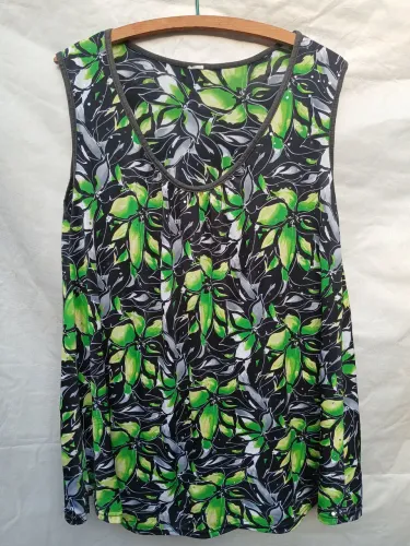 Blusa Regata Floral Vibrante com Brilhos - Fresh & Chic! #blusa #camiseta #feminina
