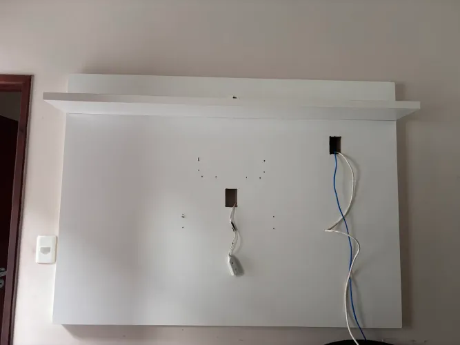 Quarto solteiro completo com painel e tv