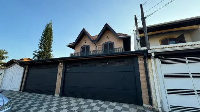 Casa - Bosque dos Eucaliptos Z. Sul SJC - 4 Dormitórios - 250m². 4 vagas - Piscina - Churr