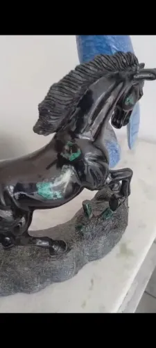 Escultura Cavalo Negro com esmeraldas 5,9kg