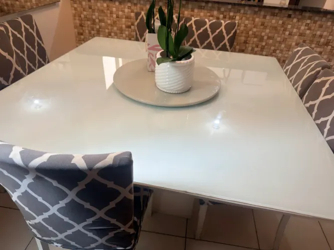 Mesa linda de novela com 8 cadeiras medida 1,50x 1,50