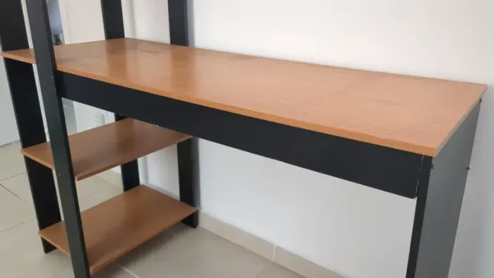 Escrivaninha moderna de madeira