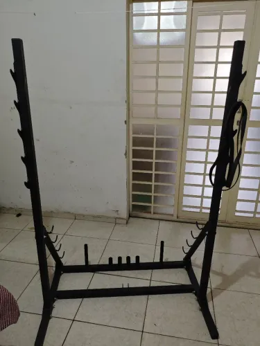 Rack de agachamento com suporte de anilhas