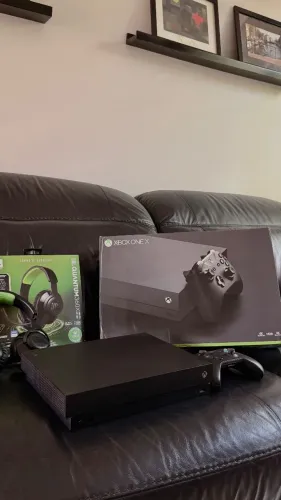 Xbox one 1TB- 4k + Headset Jbl Quantum 360X 