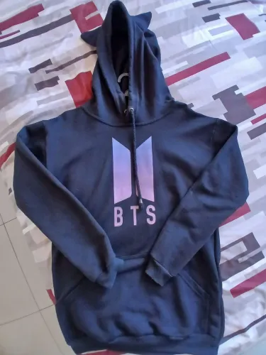 Casaco BTS com capuz de gatinho preto estampado