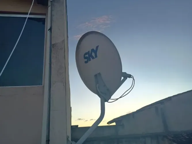 duas antenas via satélite 60 cm e 90 cm com LNB duplo com 20 mts de cabo cada