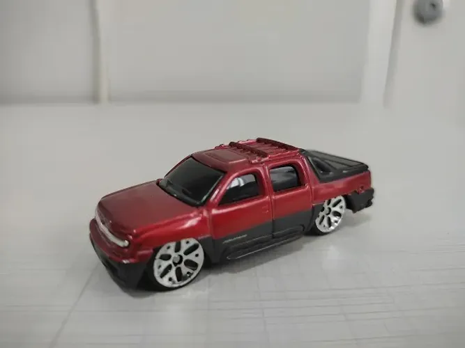 Miniatura '02 Chevrolet Avalanche Maisto 1/64 Vermelho