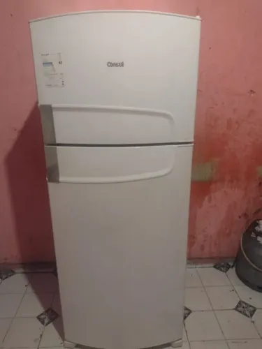 Vende se geladeira funcionando perfeitamente 