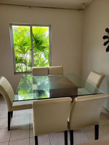 Vendo conjunto de mesa e cadeiras