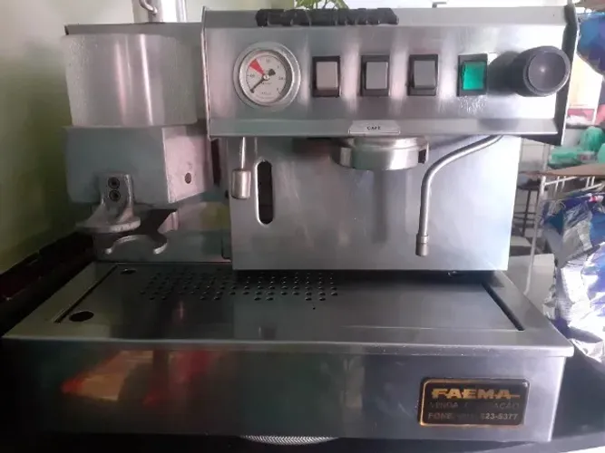 Máquina de café expresso Italiana marca FAEMA