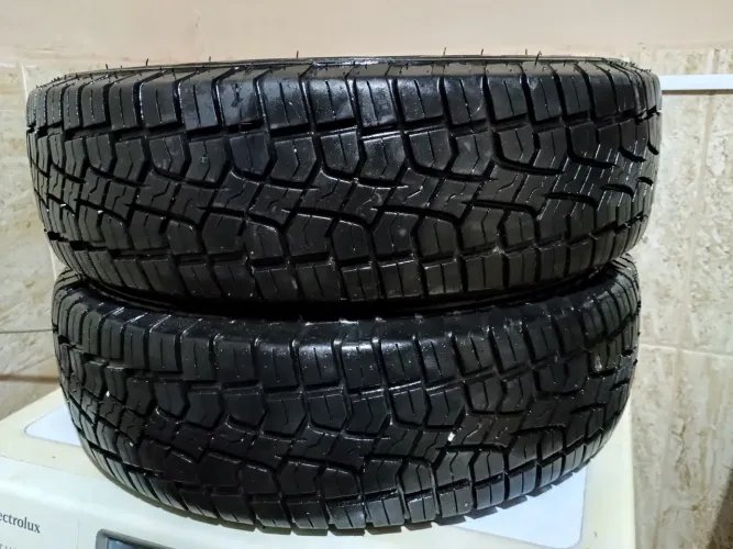 Pneu 175 65 R15 remold. Em excelente estado. Os dois por 400,00