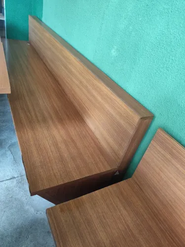 Vendo bancos de madeira.