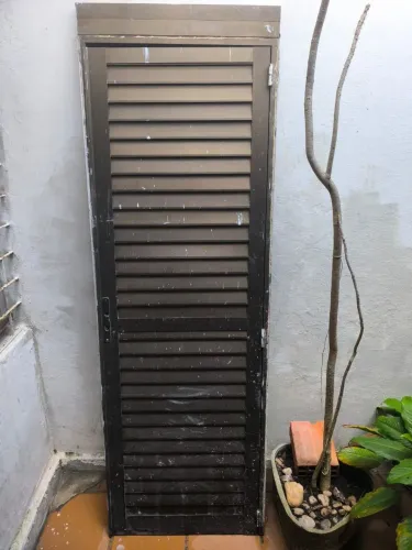 Porta de alumínio bem conservada largura 70x2.20Altura