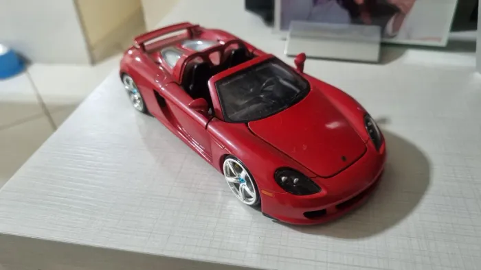 Porsche Carrera GT Paul Walker Velozes e Furiosos escala 1:24 diecast em metal - Jada Toys
