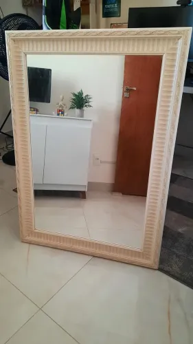 Espelho com moldura mede 1.07 altura + 0.77 largura