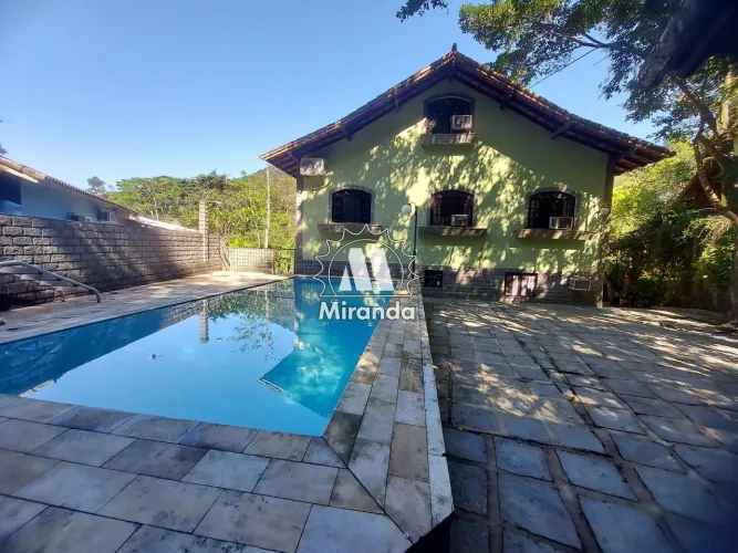 Propriedade de 5 qts, salão de jogos, piscina, sauna, em Condomínio na Caneca Fina